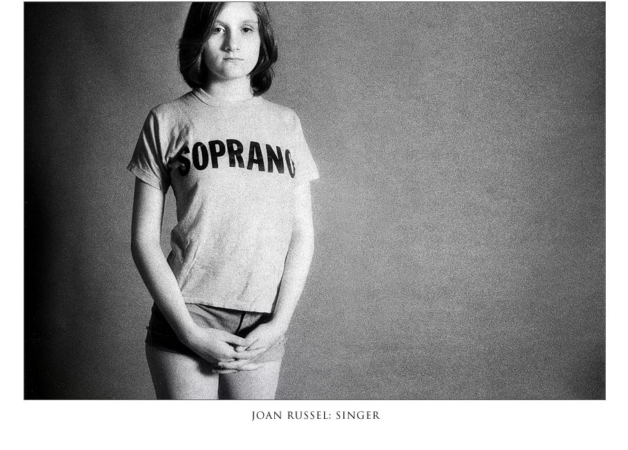 Photo portrait of Joan Russel, singer.